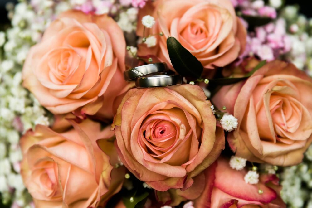 Symbolbild Hochzeit Blumenstrauß mit Ringen mit Optimierung