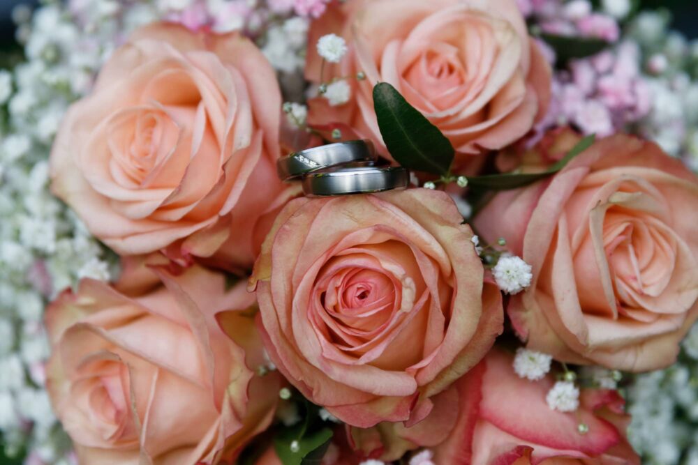 Symbolbild Hochzeit Blumenstrauß mit Ringen ohne Optimierung