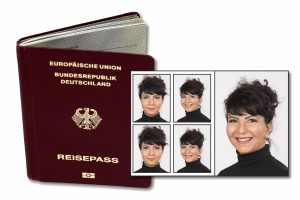 Symbolfoto Passbilder mit Reisepass